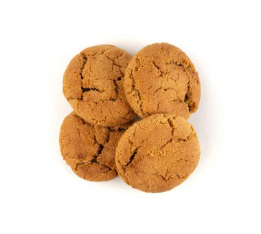 Çikolatalı kurabiyeler, izole edilmiş, kahverengi yuvarlak bisküviler, beyaz arka planda kırılmış tatlı kakaolu pasta.