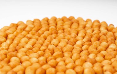 Küçük hamur topları, kızarmış buğday çorbası incileri, salata yumurtası pufları veya choux pastası, puf bezelyesi, groszek puf desenli yakın plan.