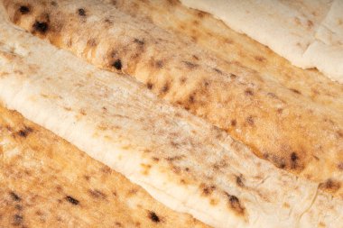 Focaccia yassı ekmek dilimi makro doku, fırında hamur deseni. Beyaz ekmek somunu yakın kes, buğdaylı tost dilimi arka plan, sünger fırın afişi yakın plan ve fotokopi alanı ile üst manzara