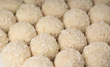 Hindistan cevizi şekeri desenli, hindistan cevizi desenli. Beyaz yer mantarı topu duvar kağıdı, Hint ladoo 'su ya da hindistan cevizi taneli laddu bayrağı, ev yapımı pralin tatlısı, barfi kekleri.