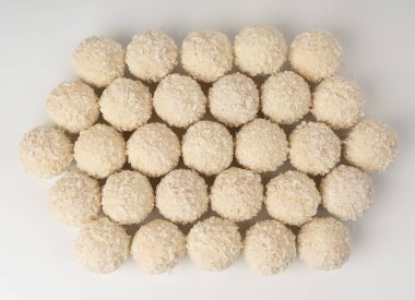 Hindistan cevizi şekerlemeleri izole, hindistan cevizi topları hazır. Beyaz trüf mantarı, Hint ladoo 'su ya da tatlı kremalı laddu ve hindistan cevizli gevrek, ev yapımı pralin tatlısı, barfi keki.