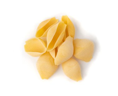 Çiğ konchiglionili makarna izole edilmiş. Kuru, kabuklu şehriye, büyük İtalyan makarnası, beyaz arka planda buğday makarnası.