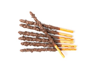 Çikolatalı kurabiye çubukları izole, uzun çikolatalı pastalar şekerleme, Japon bisküvi tüpleri, tatlı kakao kremalı Grissini, Kore krakeri beyaz arka planda şekerleme çubukları