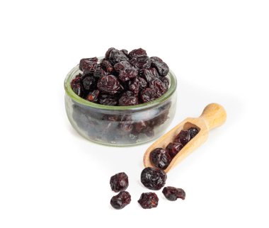 Kuru yaban mersini yığını, kurutulmuş yaban mersini, yabanmersini doğal tatlı, sağlıklı beslenme, organik atıştırmalık, beyaz arka planda kuru kızılcık kasesi.