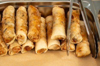 Kızarmış börek. Çıtır springrolls, kavrulmuş yumurta ruloları, Asya rebug, oryantal loempia, popiah or nem, lumpia spring roll sokak yemekleri ile doldurulmuş