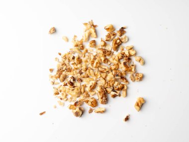 Doğranmış ceviz, kavrulmuş ceviz tozu, bir yığın fındık kırıntısı, tüm çekirdek parçaları, kesirler, beyaz arka planda barut tozu.