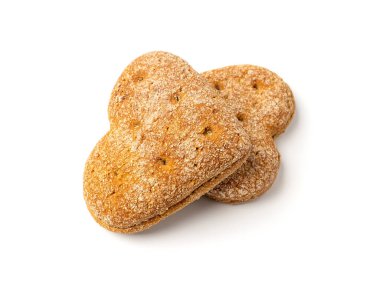 Yulaf ezmeli çörek, izole edilmiş kalp şeklinde, glütensiz Fin ekmeği, beyaz arka planda kalp şeklinde organik tahıl ekmeği.