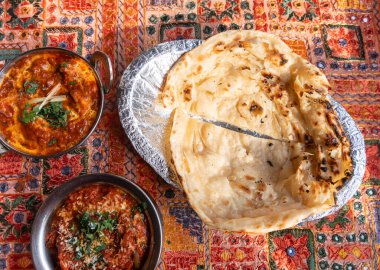 Hint Düz Ekmek Kapanışı, Pita Ekmeği, Roti, Chapati, Naan veya Tortilla olarak da bilinen Geleneksel Düz Ekmek, Seçici Odak Bulanık Arkaplan