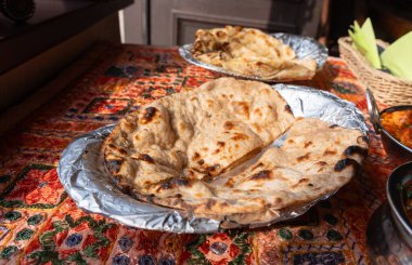 Hint Düz Ekmek Kapanışı, Pita Ekmeği, Roti, Chapati, Naan veya Tortilla olarak da bilinen Geleneksel Düz Ekmek, Seçici Odak Bulanık Arkaplan