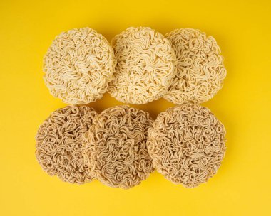 Çiğ erişte, 6 tane kuru erişteli erişte seti, pişmemiş Kore Vermicelli, Hızlı Çin Çavdar ve Buğday Makarnası, Sarı Arka plan Üst Görünüm Düz Yatakta Anında Makarna