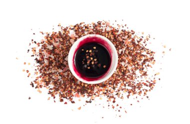 Kırmızı biberli reçel, kuşüzümü aromalı biber sosu, baharatlı meyveli marmelat, meyveli turşu lekesi, sarı kırmızı şurup lekesi, sos damlası, beyaz zemine dökülen reçel.