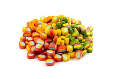 Yuvarlak şeker yığınları izole edildi. Küçük çiğneyen renkli jelibonlar, marmelat kesikleri, haplar, jelibon yığını, beyaz arka planda jelatin şekerler yığını