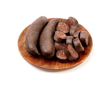 Kara puding izole edilmiş, kan sosisi kaszanka kesikleri, morcilla de burgos terrine, domuz kanından yapılmış kas sosisi, domuz sakatatı, beyaz arka planda karaciğer ve karabuğday.