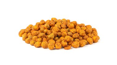 Kızarmış nohut, leblebi yığını, baharatlı kızarmış chana, nane ve baharatlı çıtır bezelye, beyaz arka planda geleneksel doğulu baharatlı aperatif.