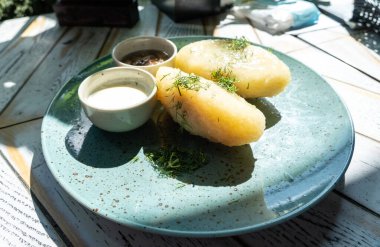 Litvanya usulü patates köftesi, cepelinai gözlemesi ya da kolduny, et draniki, Litvanya usulü didzkuliai ya da deruny. Kalduny patates latkeleri, Doğu Avrupa latka yemekleri