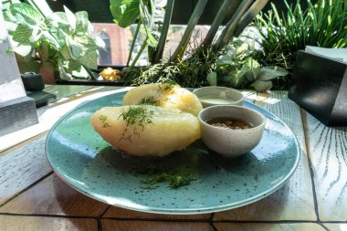 Litvanya usulü patates köftesi, cepelinai gözlemesi ya da kolduny, et draniki, Litvanya usulü didzkuliai ya da deruny. Kalduny patates latkeleri, Doğu Avrupa latka yemekleri
