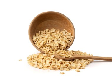 Kuru maydanoz kökü yığını izole edilmiş, kurutulmuş kereviz küpleri dağınık küçük meyan kökü parçaları, beyaz arka planda kuru sebze taneleri.