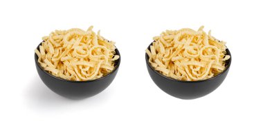 Passatelli spatzle makarna kasede izole, çiğ spatzle noodle, ev yapımı Alman makarnası, beyaz arka planda sahanda sahanda yumurta makarna.