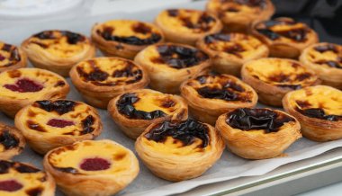 Pastel de nata Portekiz kekleri. Geleneksel Portekiz yumurtalı tartı, taze pastane, küçük yuvarlak turta.