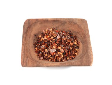 Chili ve tuz çeşnili yalıtılmış, kırmızı kırmızı biberli baharat tozu küçük tabakta, ezilmiş acı biber taneleri ve beyaz arka planda tohumlar.