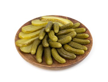 Tahta tabakta soyulmuş salatalık turşusu. salamura yiyecek, salamura sebze, turşu, salatalık turşusu beyaz arka planda.