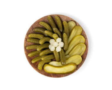 Tahta tabakta soyulmuş salatalık turşusu. salamura yiyecek, salamura sebze, turşu, salatalık turşusu beyaz arka plan manzaralı.