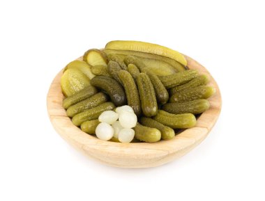 Tahta kasede izole edilmiş salatalık turşusu. salamura yiyecek, salamura sebze, turşu, salatalık turşusu beyaz arka planda.