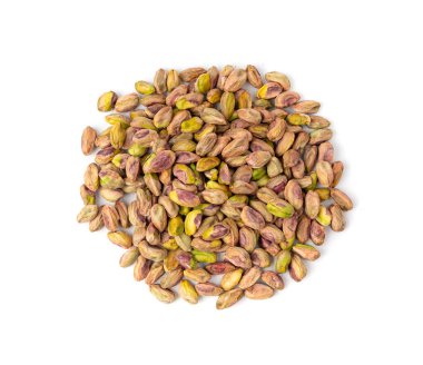 Kızarmış fıstıklı fıstık yığını ıssız. Fırında fıstık taneleri, kavrulmuş yeşil şam fıstığı meyveleri ve beyaz arka plan görünümlü çekirdekler.