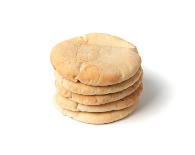 Pita yassı ekmek yığını, buğday ezmesi yassı ekmek Arap ekmeği, chapati, Yunan pidesi naan, khubz veya beyaz arka planda tortilla olarak da bilinir.