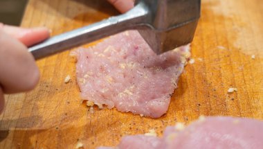 Eti yumuşat, döv, fileto yap, hindi göğsü pişir, ev yapımı şnitzel iç.