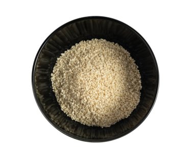 Siyah kasedeki susam tohumları izole edilmiş, beyaz küçük benne taneleri, beyaz arka plan görünümlü Susamum indium meyveleri yığılmış