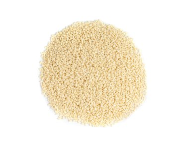 Susam tohumları izole edilmiş, beyaz küçük benne taneleri, beyaz arka planda Susamum indium meyveleri yığılmış.