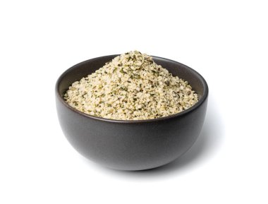 Kabuklu kenevir tohumları siyah kasede izole edilmiş, soyulmuş kenevir taneleri kabuksuz marihuana çekirdekleri, beyaz arka planda yağlı protein kenevir tohumları yığını.