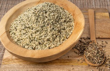 Kabuklu kenevir tohumları, soyulmuş kenevir taneleri, kabuksuz marihuana çekirdekleri, siyah arka planda yağlı protein kenevir tohumları.