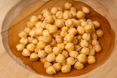 Sırılsıklam bezelye desenli arka plan, su kenarında civciv bezelyesi, şişmiş ıslak Cicer arietinum meyveleri, makro ham Bengal gram bakla hazırlama, garbanzo fasulyesi deseni, Mısır bezelye tohumu