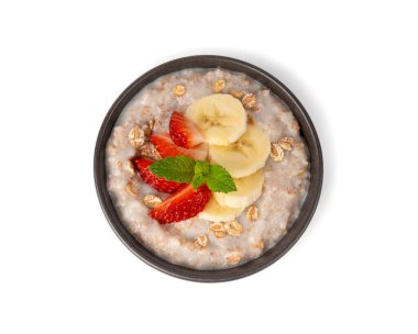 İzole edilmiş siyah kasede pişirilmiş. Muz ve çilekli yulaf ezmesi sütlü yulaf lapası, haşlanmış emmer ya da keçeli mısır gevreği. Pişmiş buğday, meyve ve müsli.