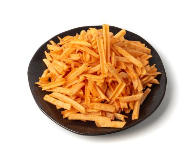 Kızarmış cips çubukları siyah tabakta izole, parmak ketçap aromalı patates cipsi, altın ayakkabı teli patates kızartması yığını, patates kızartması, kızarmış patates, beyaz arka planda patates kızartması.