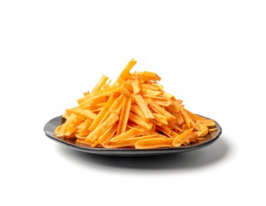 Kızarmış cips çubukları siyah tabakta izole edilmiş, parmak patates cipsi, altın ayakkabı teli kızartma yığını, patates kızartması, kızarmış patates, beyaz arka planda patates kızartması.