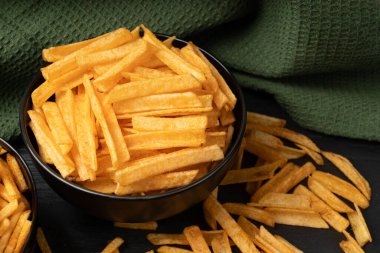 Kızarmış cips çubukları siyah kasede, parmak patates cipsi, altın ayakkabı teli patates kızartması, patates kızartması, patates kızartması, saçılmış patates kızartması...
