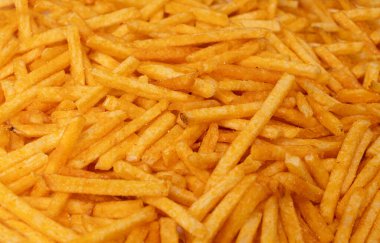 Kızarmış cips çubukları doku arka plan, parmak ketçap aromalı patates cipsi deseni, ayakkabı telli patates kızartması afişi, patates kızartması, metin için fotokopi alanı ile kızarmış patates.