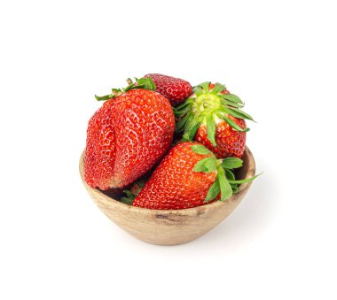 Taze çilek izole edilmiş, olgunlaşmış çilek, yeşil yapraklı kırmızı sulu kusurlu çilek, beyaz arka planda doğal lezzetli çilek.