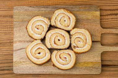 İsviçre Roll, Yuvarlak Sünger Keki, Dilimlenmiş Vanilyalı Bisküvi, Jam Doldurmalı, İsviçre Tatlısı, Ahşap Arkaplanda Kütük Keki