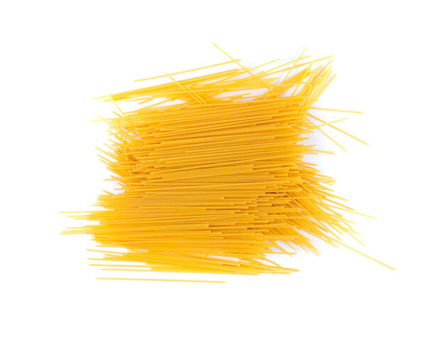 Сырые сломанные спагетти изолированные, сухие крошенные спагетти, длинные кусочки пшеничной лапши, сырые итальянские макароны на белом фоне