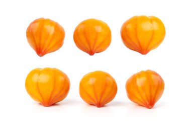 Sarı çizgili domatesler izole edilmiş. Beyaz arka planda taze çift renkli kaplan domates grubu