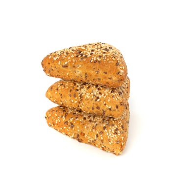 Üçgen çörekler izole edilmiş. Susamlı ve keten tohumlu buğday ekmeği, beyaz arka plan görünümlü sağlıklı tam tahıl fırını.