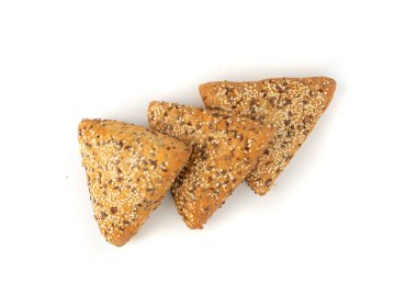 Üçgen çörek izole edildi. Susamlı ve keten tohumlu buğday ekmeği, beyaz arka plan manzaralı sağlıklı tam tahıl fırını.