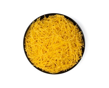 Çiğ vermicelli izole edilmiş, altın çorbalı makarna, küçük ev yapımı erişte, ince makarna, beyaz arka planda siyah kasede İtalyan filini makarna.