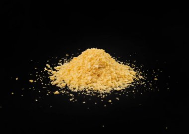 Ekmek kırıntıları, dağınık ekmek kırıntıları nugget için ezilmiş rusk ekmek kırıntıları, siyah arka planda panko