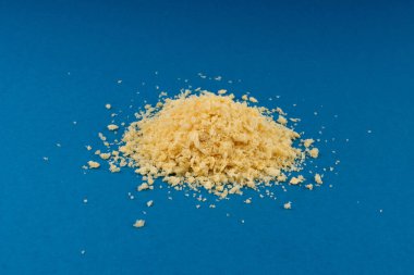 Ekmek kırıntıları, dağınık ekmek kırıntıları nugget için ezilmiş rusk ekmek kırıntıları, mavi arka planda panko