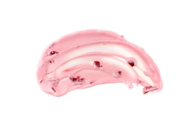 Yoğurt lekesi izole edilmiş, kiraz reçelli yoğurt, pembe süt pudingi sıçraması, beyaz arka planda süt ürünleri sıçraması.